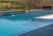 K modernímu domu patří bazén. Jaké výhody přináší plastový přelivový model?
